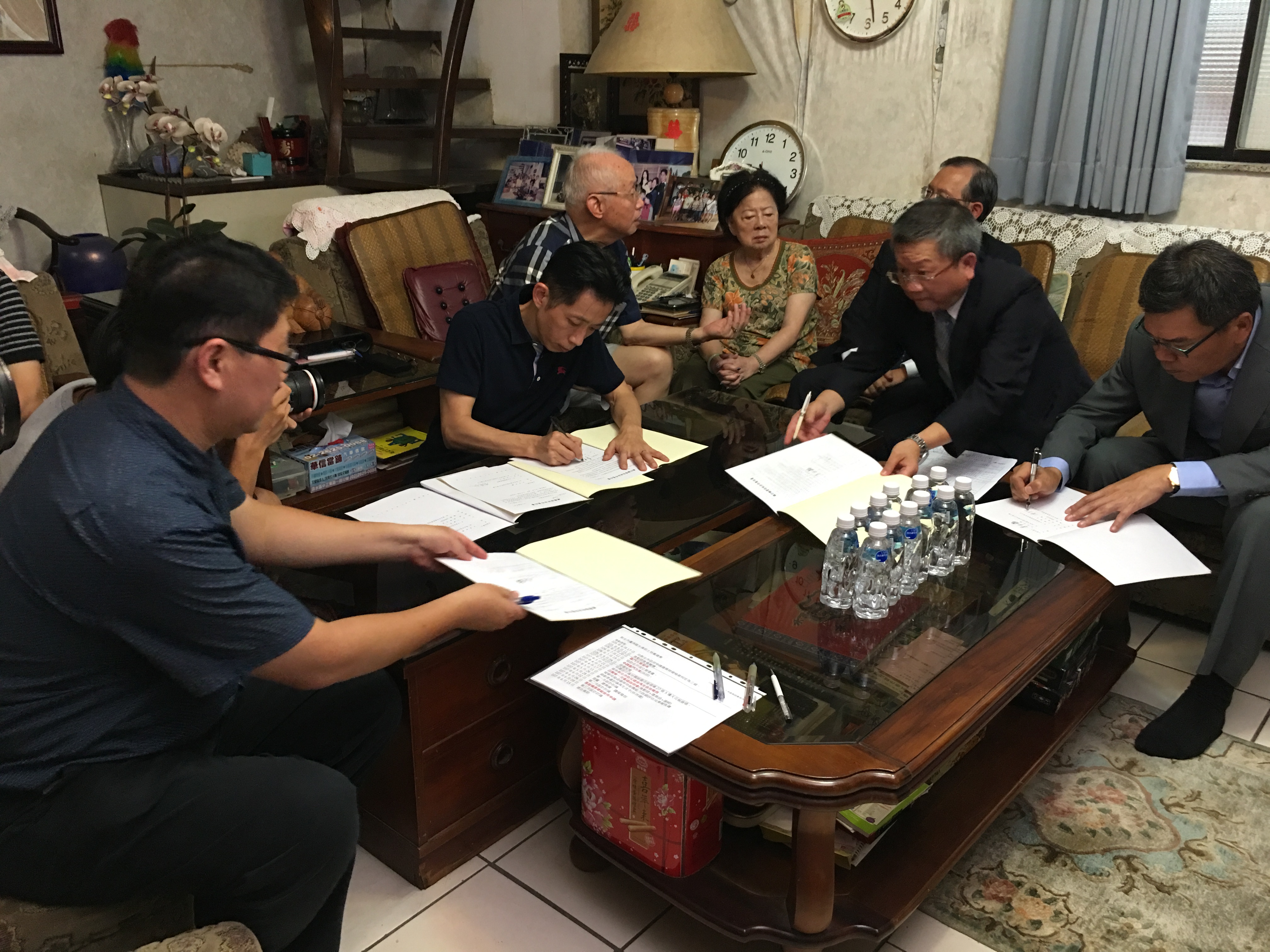 蘆洲水湳案民眾與中華建經、華南銀行共同簽署合作
