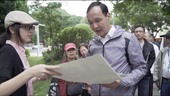 市長與畫家阿力互動