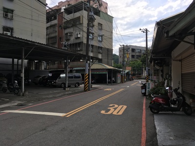 現況為老舊磚造及鐵皮臨時建物