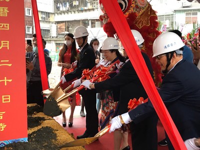 城鄉局黃副局長國峰與現場出席人員開心動鏟