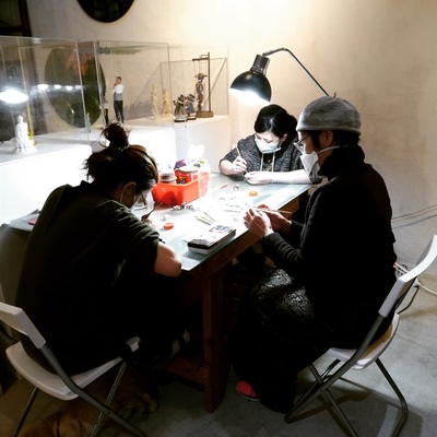在地社區媽媽認真專注加工產品的身影