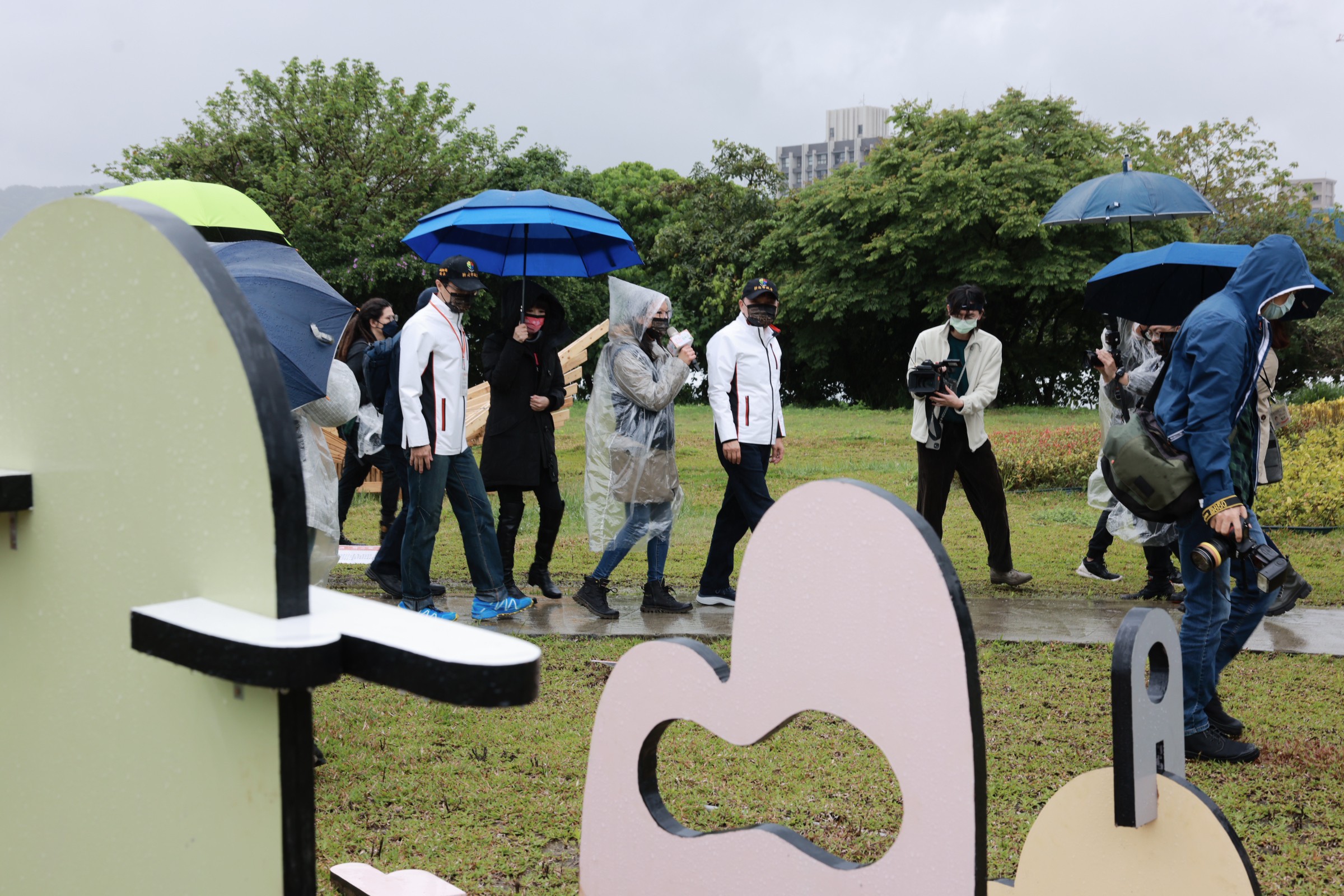 新北市政府城鄉發展局張琬如科長向市長導覽裝置藝術品