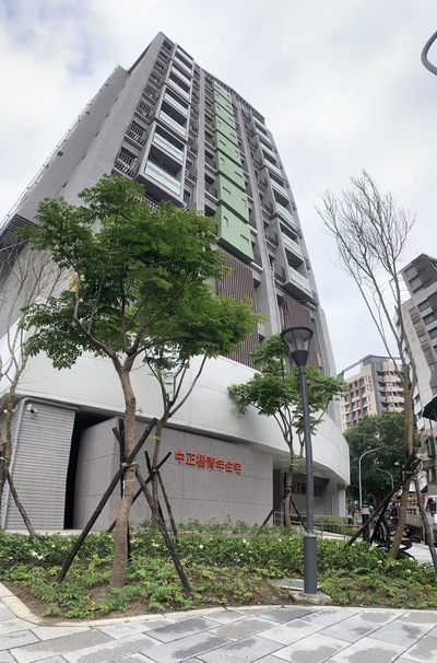 新北市中正橋派出所及青年社會住宅大門左側面