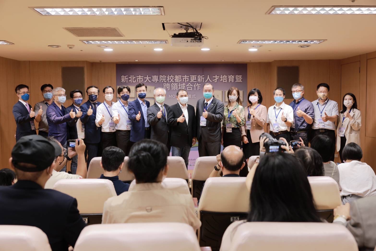 侯率城鄉、青年首長攜手大專院校及公學會建置合作平台 
更新教育百年大計盼都更成日常、知識變常識
