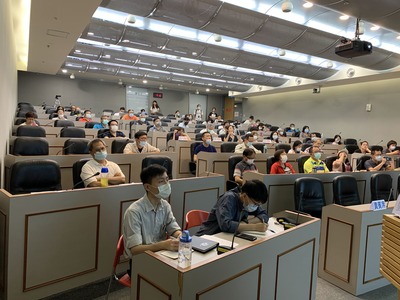 去年都更實務工作坊學員仔細聆聽講師講解