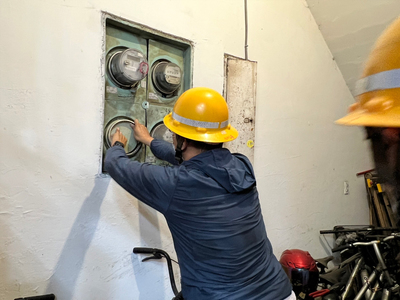 新北市府公安小組，執行斷水電處分。