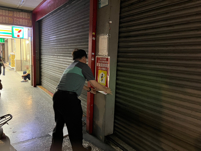新北市公安小組本週出動至新店某處工業區執行斷水斷電處分。圖／新北城鄉局提供