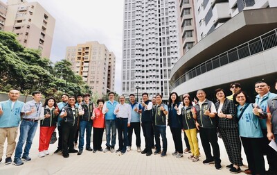 眾人於新北中和安邦社宅前大合影。