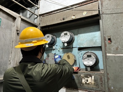 新北市公安小組執行拆除電表。