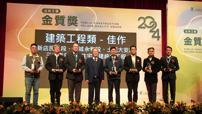副局長周繼祖與統包團隊領獎