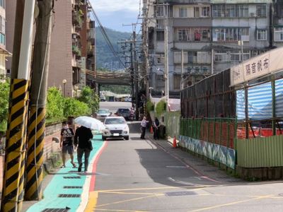 橫科路現況6公尺寬，配合交通需求於本計畫規範兩側未來應各退縮2公尺建築供道路使用