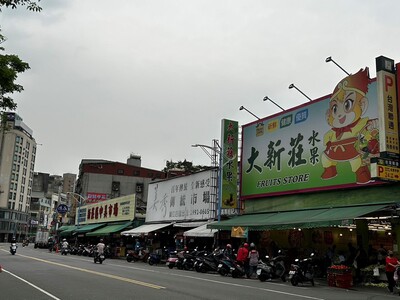 新莊高中二用地現況為鐵皮搭建之中美、美秀市場。