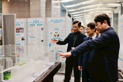 新北市政府副市長陳純敬參觀展區。