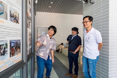 新北市城鄉局黃國峰局長參觀員和合作共居三周年成果展區。