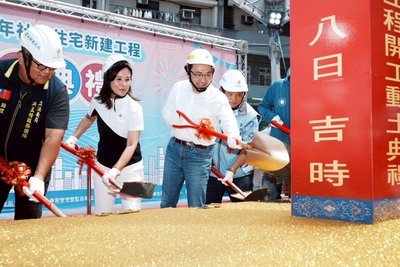 侯市長及出席活動貴賓共同鏟土。