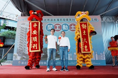 侯市長與城鄉局黃國峰局長共同接好彩頭。