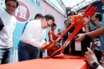 侯市長於金鏟簽名祝福工程平安順利。