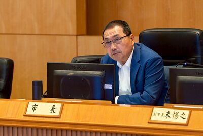 新北市長侯友宜聆聽市政會議專案報告。