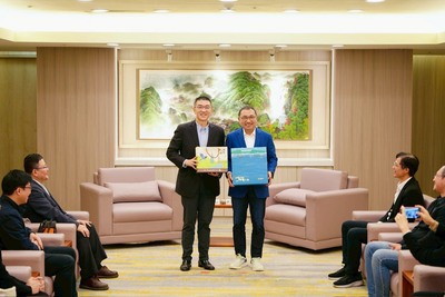 雙方市長交換紀念品