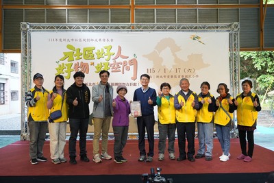 陳純敬副市長代表市府頒發實作證明及培力結業證書。