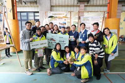 陳純敬副市長及城鄉局黃國峰局長與社區團隊合影留念。