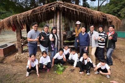 陳純敬副市長、城鄉局黃國峰局長與貢寮國小師生及實作成果合影。
