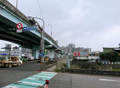 中港南西路與高速公路路口。
