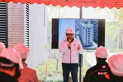 新北市長侯友宜致詞，社宅讓更多市民在新北住得安心、生活便利。