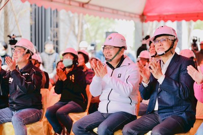 新北市長侯友宜聆聽工程簡報，社宅以「全齡友善」為核心理念。