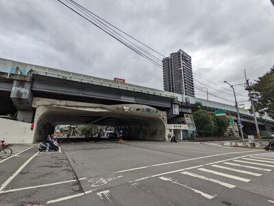 (改善前)民生陸橋是串聯板橋、新莊與中永和的重要交通節點，也是雙北往來的關鍵動線之一，惟環境老化、影響市容