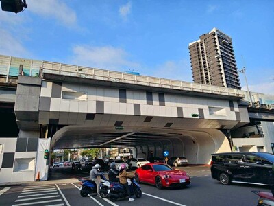 (改善後)白天以跳色方塊，營造大器門戶