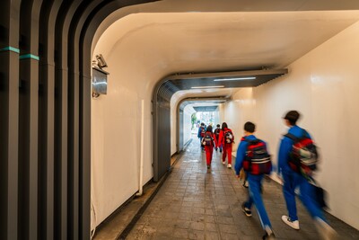 (改善後)陸橋改善後的環境更加明亮清楚，讓市民行走時，多了一份安心與順暢