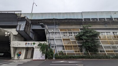 (改善前)本次改善亦包含橋下活動中心及辦公室立面景觀