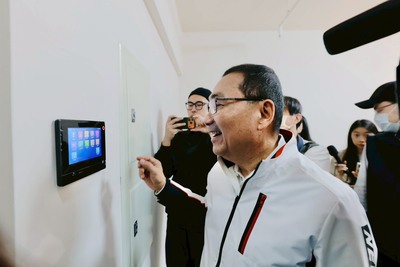 市長操作智慧玄關機監視功能