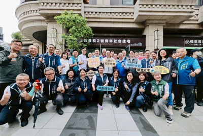 市長及貴賓於土城員和2號社宅大門前合影