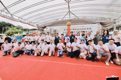 市長侯友宜與城鄉局合影，共同打造中和盛昌社宅，完工後將提供更完善的居住環境及公共服務。