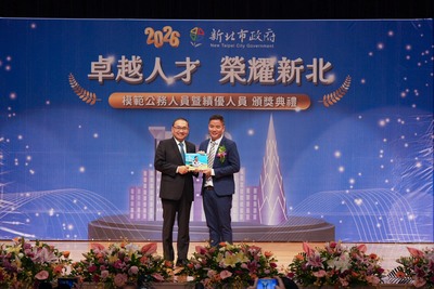 城鄉局企建科陳以霖科長,長期投入社會住宅及公共工程建設,榮獲115年模範公務人員。