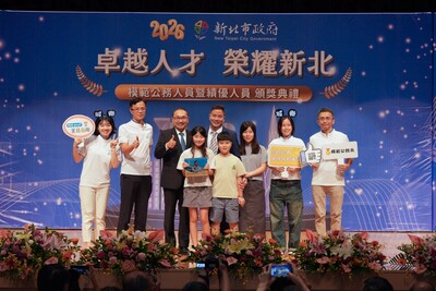 新北市侯友宜市長、城鄉局黃國峰局長與榮獲115年模範公務人員陳以霖科長及企建科合影。