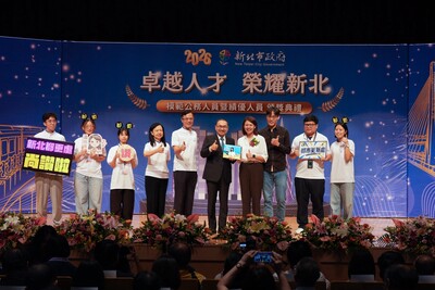 新北市侯友宜市長、城鄉局黃國峰局長與榮獲115年模範公務人員林琬臻科長及都更處發展科合影。