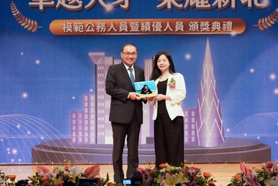 城鄉局住宅科鄭佩宜科長,整合社會住宅、租金補貼及包租代管等多元住宅政策,榮獲 114年績優人員。