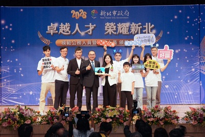 新北市侯友宜市長、城鄉局黃國峰局長與榮獲114年績優人員鄭佩宜科長及住宅科合影。