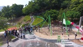 依地型起伏設置的超長滾輪滑梯及攀爬網是錦和公園遊戲場最大的特色