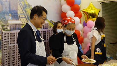 新北市副市長陳純敬親自烹煮大陳年糕與住戶一同享用美味佳餚