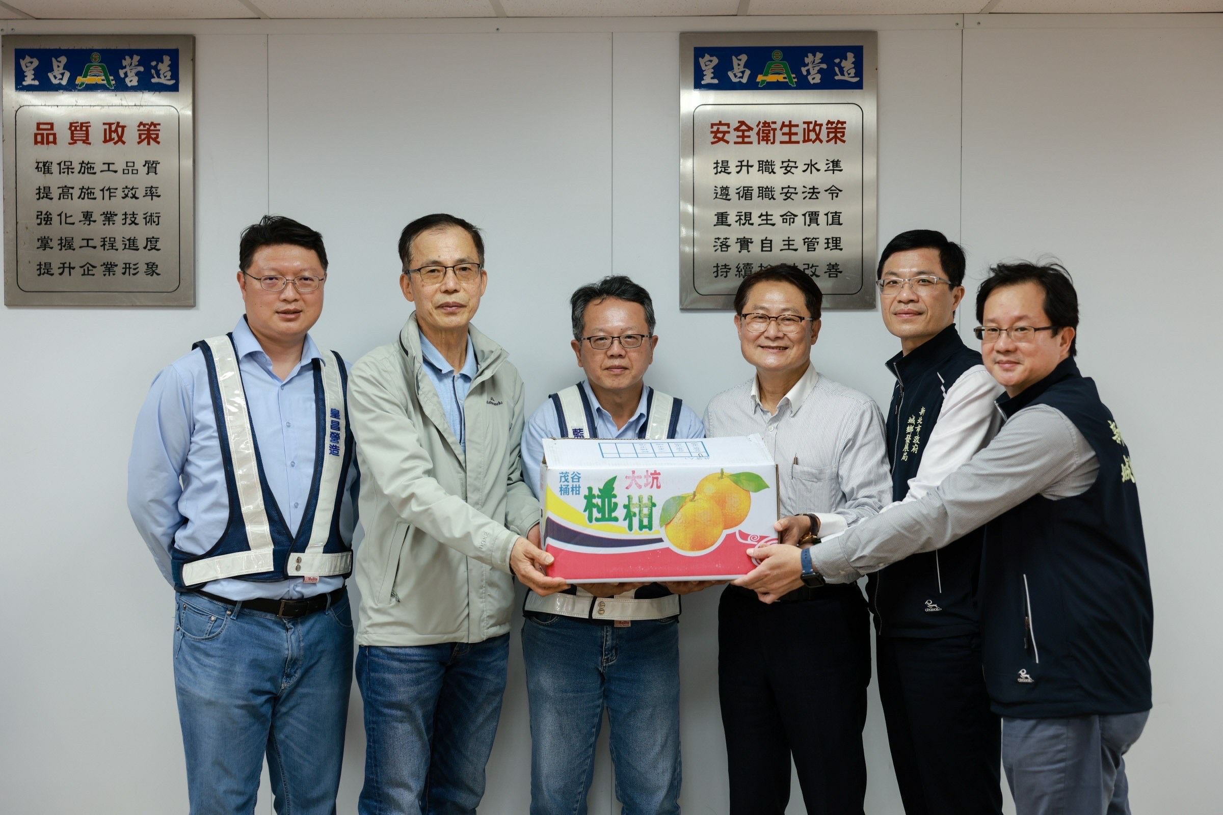 陳副市長純敬與城鄉發展局局長黃國峰等人合影