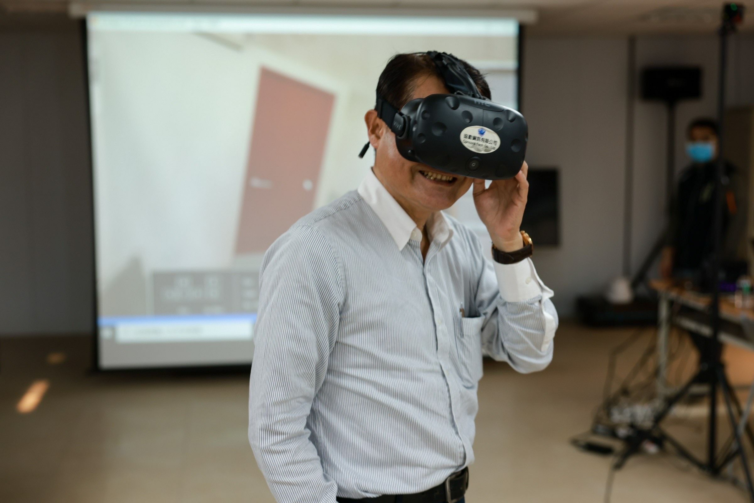 陳副市長以VR體驗未來完工後樣品屋實景模擬