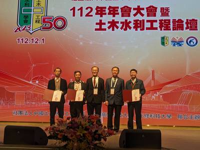 左1由新北城鄉局張壽文專委代為領獎。