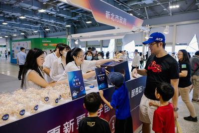 民眾前往新北市展攤參與互動遊戲