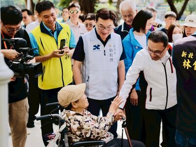 侯友宜市長和當地年長者互動。