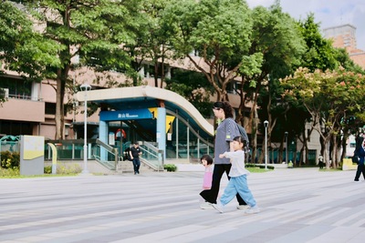 廣場路面平整、安全、舒適。