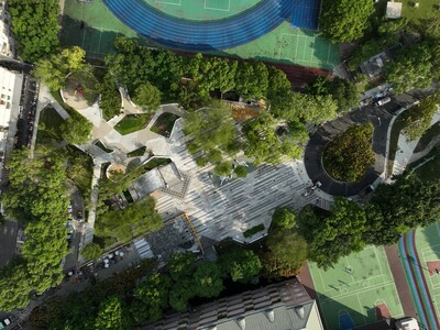 縫合捷運海山站1、2號出口之間的空間,營造大型廣場。